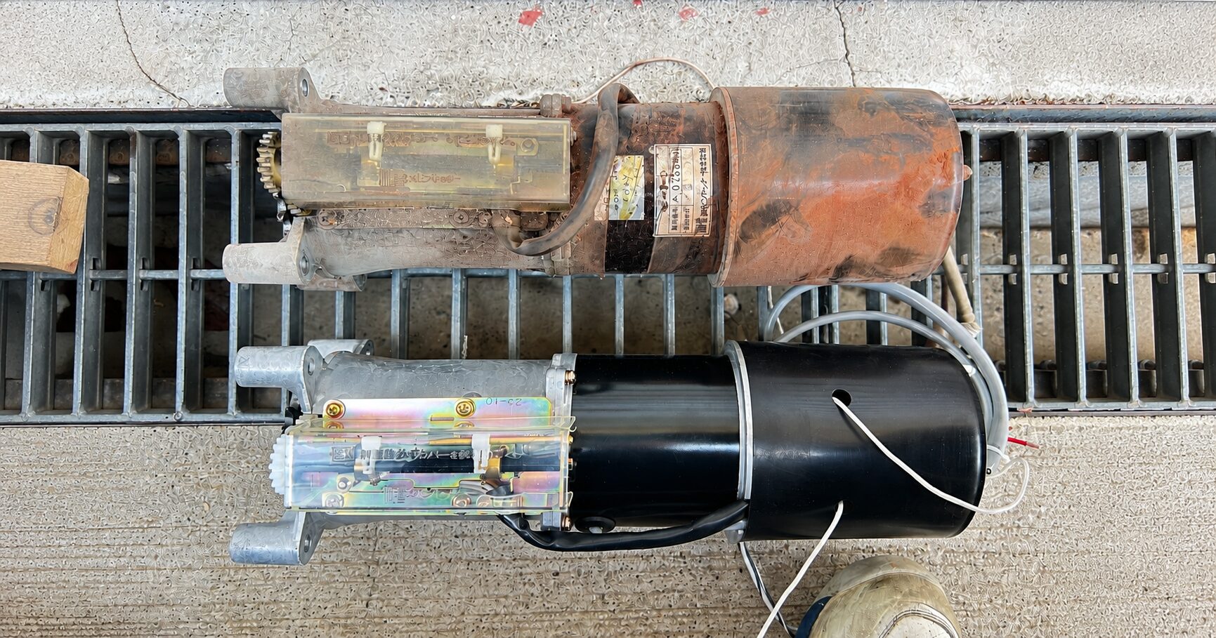 経年劣化したシャッター電動モーターと交換用モーター